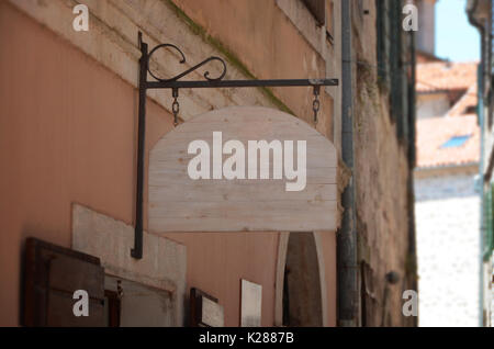 Negozio di legno segno mockup per logo, promozione del brand Foto Stock