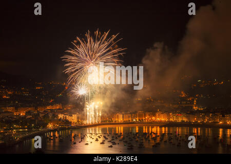 Fuochi d'artificio a San Sebastian sulla spiaggia Concha Foto Stock