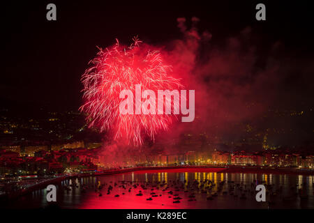 Fuochi d'artificio a San Sebastian sulla spiaggia Concha Foto Stock