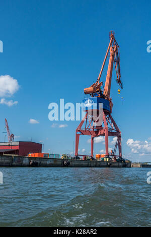 Göteborg, Svezia - 24 luglio 2017: Gru nel porto di Göteborg Foto Stock