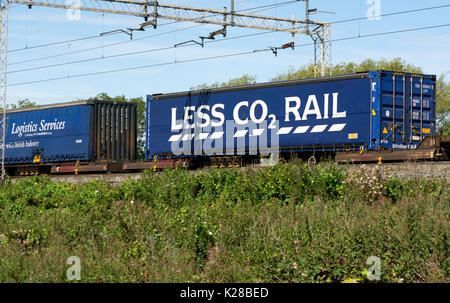 Stobart Rail meno CO2 contenitore rampa su un treno di freightliner, Warwickshire, Regno Unito Foto Stock