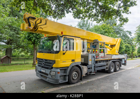 Giallo gru mobile parcheggiata Foto Stock