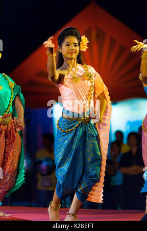 Bangkok, Tailandia - 10 Aprile 2007: bellissima femmina ballerino tailandese in abiti tradizionali di eseguire sul palco di notte mostra nella parte anteriore del Grand Foto Stock