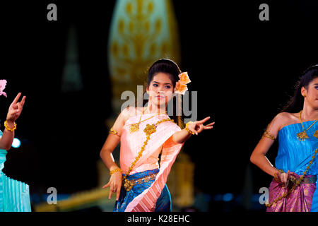 Bangkok, Tailandia - 10 Aprile 2007: una bellissima femmina ballerino tailandese in abiti tradizionali eseguendo con pizzicato dita di notte mostra nella parte anteriore Foto Stock