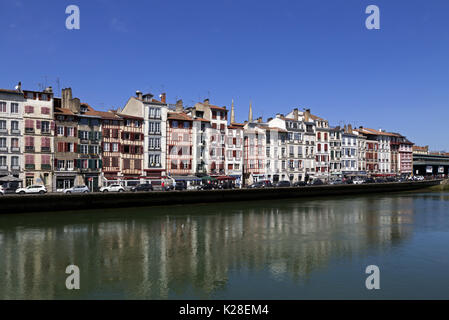 La città vecchia e il fiume Nive, Bayonne, Pirenei Atlantiques, Francia Foto Stock