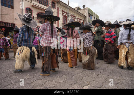 Giugno 25, 2017 Cotacachi, Ecuador: bambini indossare sombreros e chaps unil il Inti Raymi celebrazioni Foto Stock