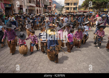 Giugno 25, 2017 Cotacachi, Ecuador: bambini indossare sombreros e chaps all'Inti Raymi celebrazioni Foto Stock