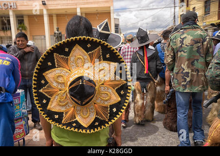 Giugno 25, 2017 Cotacachi, Ecuador: sombreros usurate durante Inti Raymi in segno di protesta contro la colonizzazione Foto Stock