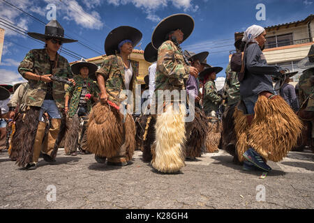 Giugno 25, 2017 Cotacachi, Ecuador: basso angolo di visione degli indigeni quechua uomini che indossano chaps ad Inti Raymi celebrazione Foto Stock