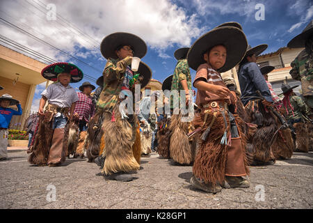 Giugno 25, 2017 Cotacachi, Ecuador: di tutte le età sono rappresentate al Inti Raymi parade di gli indigeni kichwa città Foto Stock