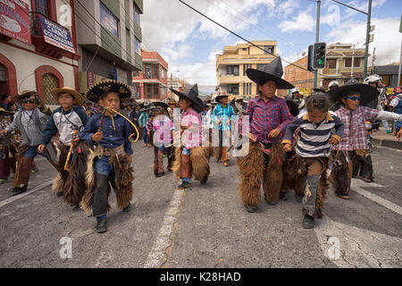 Giugno 25, 2017 Cotacachi, Ecuador indigeni quechua bambini indossare sombreros e chaps danza all'Inti Raymi celebrazioni Foto Stock