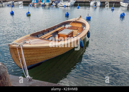 Vastervik, Svezia- Luglio 31, 2017: la barca di legno a Vastervik Harbour Foto Stock