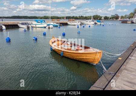 Vastervik, Svezia- Luglio 31, 2017: la barca di legno a Vastervik Harbour Foto Stock