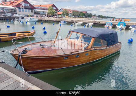 Vastervik, Svezia- Luglio 31, 2017: la barca di legno a Vastervik Harbour Foto Stock