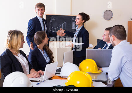 Team di architetti che lavorano su un progetto e di brainstorming in ufficio. Messa a fuoco selettiva Foto Stock