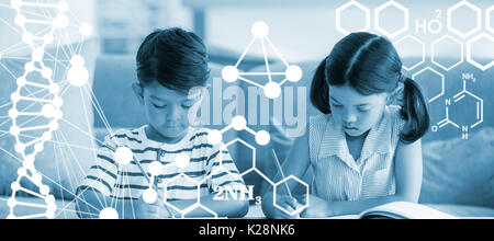 Immagine composita di elica di DNA struttura contro lo sfondo bianco Foto Stock