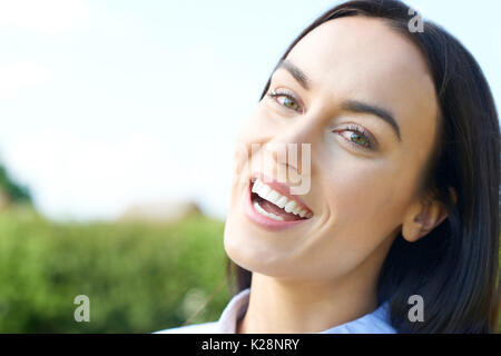 Outdoor ritratto di donna con denti perfetti e bel sorriso Foto Stock