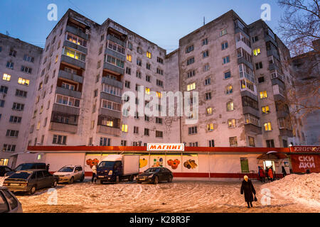 Scene di strada in serata a Yekaterinburg. Il bellissimo aspetto equivale al fatto che esso è considerato come l'AIDS e capitale di farmaco. Foto Stock