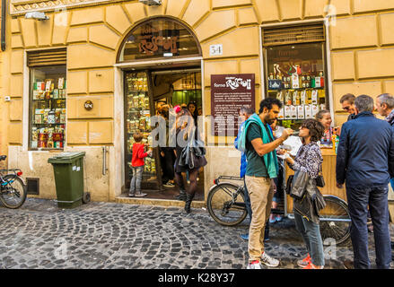 Scena di strada nella parte anteriore del forno roscioli, leggendario panificio romano Foto Stock