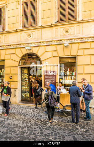 Scena di strada nella parte anteriore del forno roscioli, leggendario panificio romano Foto Stock