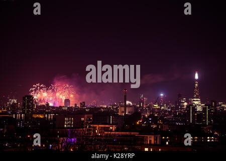 Bellissimi fuochi d'artificio al di sopra di Londra. Il veglione di Capodanno, vista dal punto di Greenwich Hill Foto Stock