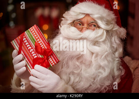 Buono solo i bambini possono avere un presente Foto Stock