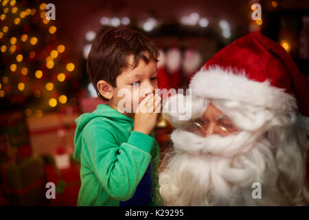 Whispering i sogni nascosti per Santa Claus Foto Stock