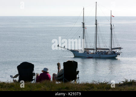 Udienza,a,scogliere,affacciato,deck e sedie - picnic,cercando,a,imbarcazioni,yachts,nave,navi,rilassante,da,l,mare,Freshwater Bay, Isle of Wight, England, Regno Unito Foto Stock