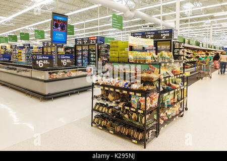 WILLIAMSBURG, VA, Stati Uniti d'America - circa agosto 2015: vista all'interno del supermercato Walmart. Foto Stock