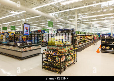 WILLIAMSBURG, VA, Stati Uniti d'America - circa agosto 2015: vista all'interno del supermercato Walmart. Foto Stock