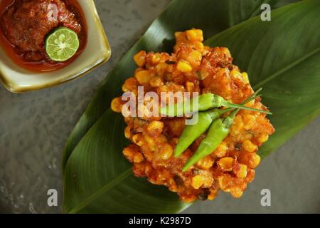 Frittelle di mais con roa pasta di peperoncino da manado Foto Stock