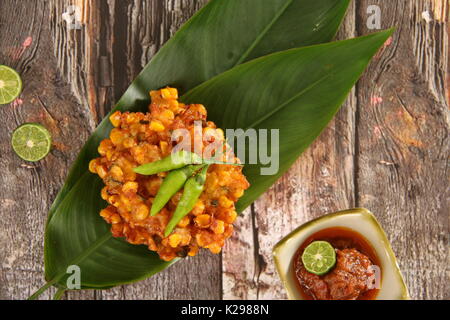 Frittelle di mais con roa pasta di peperoncino da manado Foto Stock