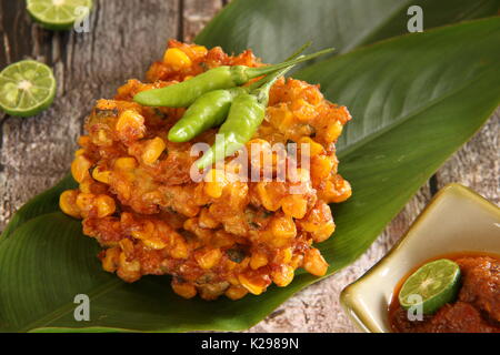 Frittelle di mais con roa pasta di peperoncino da manado Foto Stock