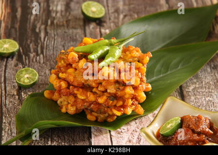 Frittelle di mais con roa pasta di peperoncino da manado Foto Stock