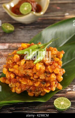 Frittelle di mais con roa pasta di peperoncino da manado Foto Stock