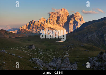 Mondeval alm con il Monte Pelmo, San Vito di Cadore, Belluno, Veneto, Italia. Foto Stock