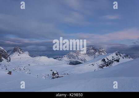 Mondeval alm con il Monte Pelmo, San Vito di Cadore, Belluno, Veneto, Italia. Foto Stock