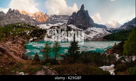 Sorapis Lago, Dolomiti, Cortina d'Ampezzo, Belluno, Veneto, Italia. Foto Stock