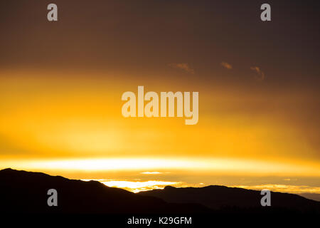 Nuvole al tramonto su Loughrigg nel Lake District inglese, UK. Foto Stock