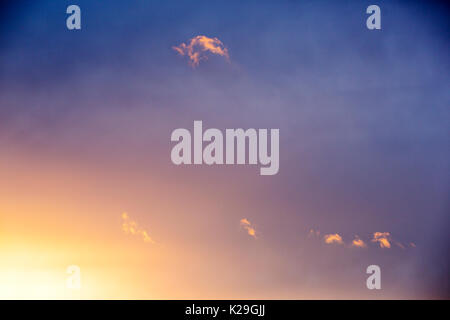 Nuvole al tramonto su Loughrigg nel Lake District inglese, UK. Foto Stock