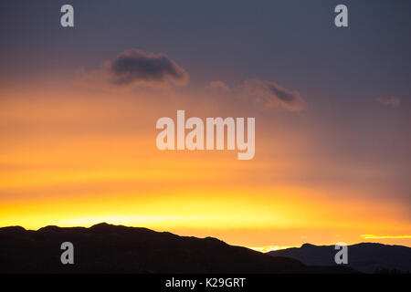 Nuvole al tramonto su Loughrigg nel Lake District inglese, UK. Foto Stock