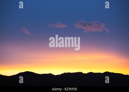 Nuvole al tramonto su Loughrigg nel Lake District inglese, UK. Foto Stock