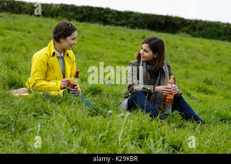 A me prima di 2016 MGM/New Line Cinema film con Emilia Clarke a sinistra e Jenna Coleman Foto Stock