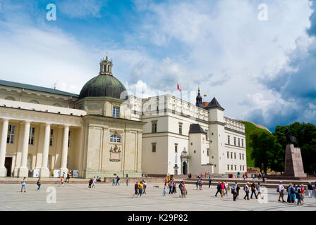 Cattedrale di Vilnius e Palazzo dei Granduchi di Lituania, Katedros aikste, la piazza della cattedrale di Vilnius, Lituania Foto Stock