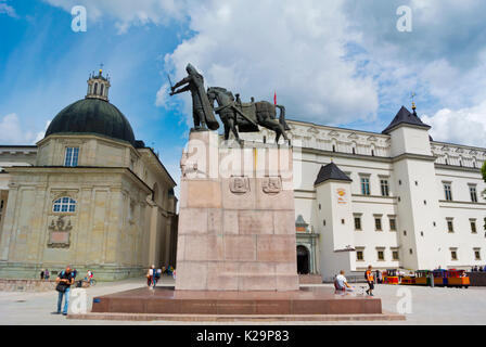 Monumento al Granduca Gediminas, Katedros aikste, la piazza della cattedrale di Vilnius, Lituania Foto Stock