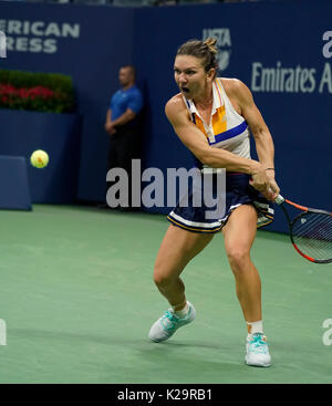 Simona Halep di Romania restituisce la sfera durante l'US Open Championships giorno match contro Maria Sharapova della Russia a Billie Jean King Tennis Center (foto di Lev Radin / Pacific Stampa) Foto Stock