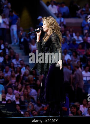 New York, Stati Uniti. 28 Agosto, 2017. Shania Twain esegue durante la cerimonia di apertura a US Open Championships day 1 a Billie Jean King centro Tennis di credito: Lev Radin/Pacific Press/Alamy Live News Foto Stock