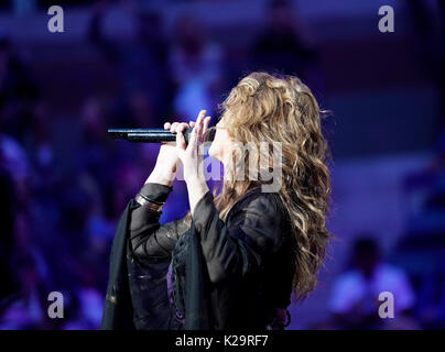 New York, Stati Uniti. 28 Agosto, 2017. Shania Twain esegue durante la cerimonia di apertura a US Open Championships day 1 a Billie Jean King centro Tennis di credito: Lev Radin/Pacific Press/Alamy Live News Foto Stock