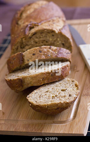 Pane di segale con cereali sul tavolo di legno Foto Stock