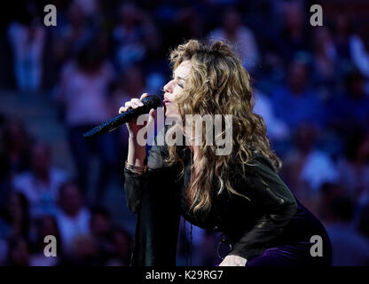 New York, Stati Uniti. 28 Agosto, 2017. Shania Twain esegue durante la cerimonia di apertura a US Open Championships day 1 a Billie Jean King centro Tennis di credito: Lev Radin/Pacific Press/Alamy Live News Foto Stock